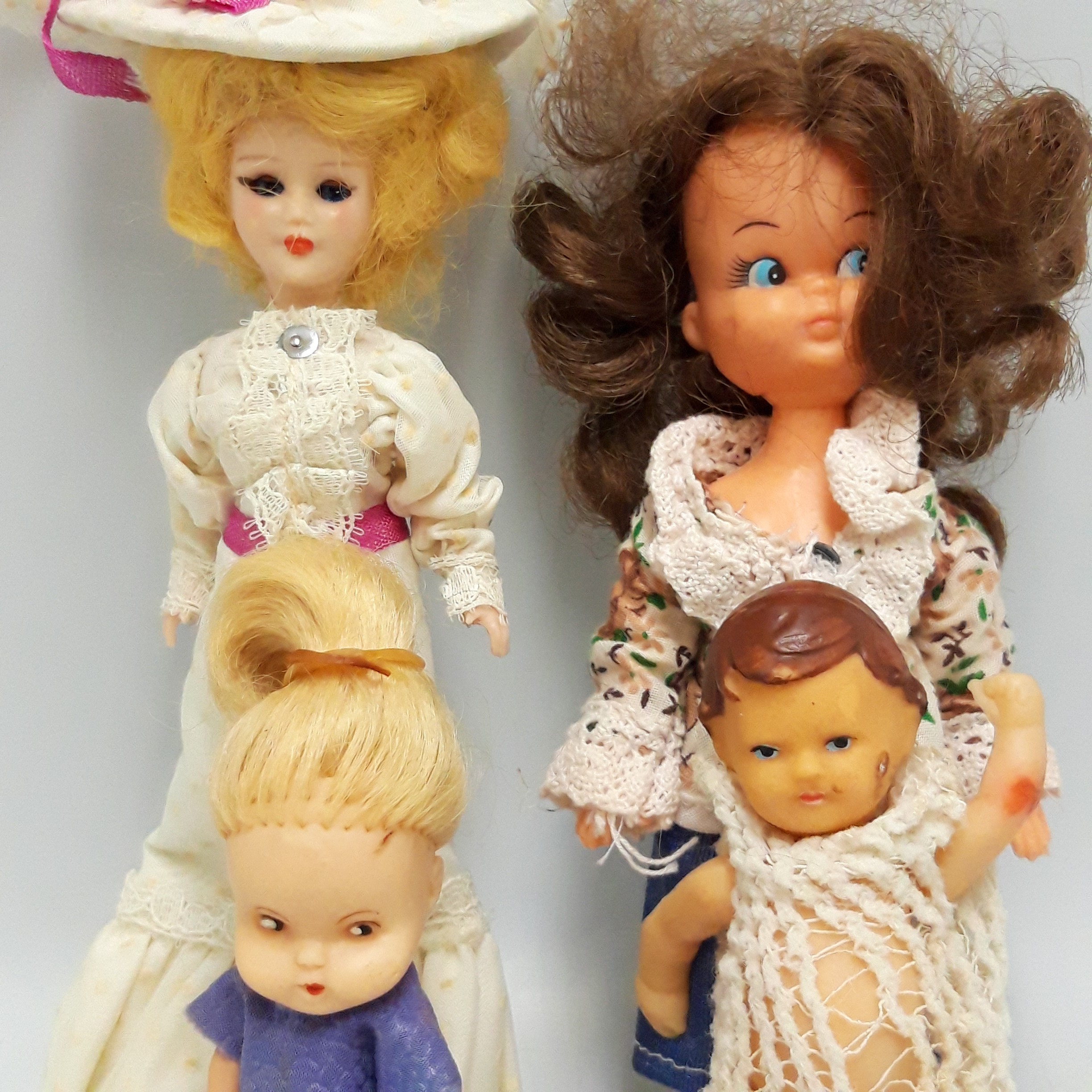 4 poupées en tenue traditionnelle  - Vue 4 - 